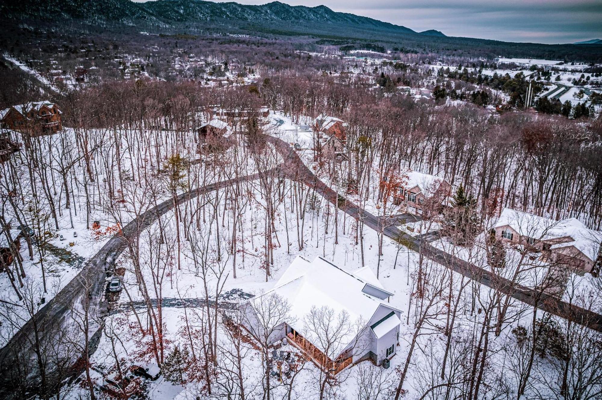 Sauna - Hot Tub - Theater - Arcade - Family Fun Massanutten